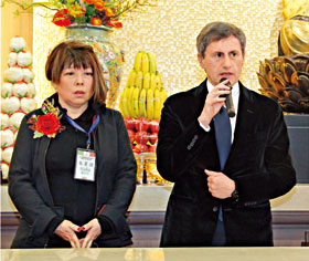 羅馬市市長Giovanni Alemanno(右)蒞臨致詞祝賀